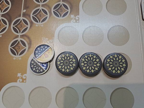 花磚密語:對決 Azul Duel 繁體中文版 開箱及規則介 花磚密語:對決 Azul Duel 繁體中文版 開箱及規則介