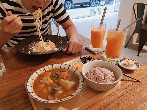 伍伍零_紅酒燉牛腩+明太子鮭魚義大利麵