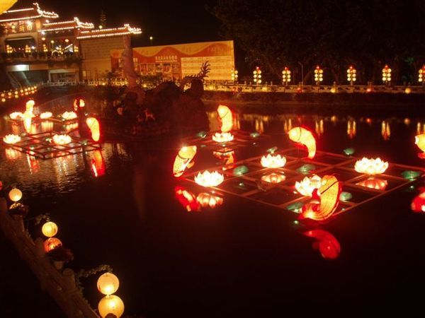 佛光山-湖中的花燈