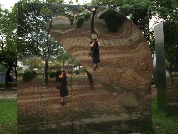 台中美術館-這是一面大鏡子唷...一分為二的我!!!