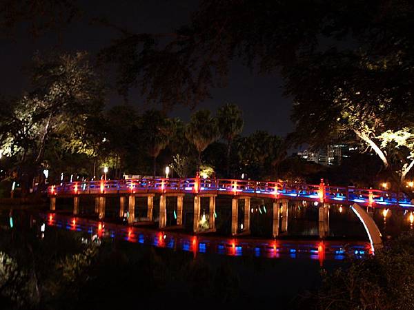 台中人不太愛來的台中公園...前往湖心亭的橋