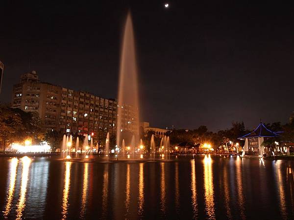 台中公園的湖...竟然還會定時有噴泉唷!!!...有拍到月亮唷!