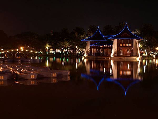 藍色的湖心亭AND遊船....