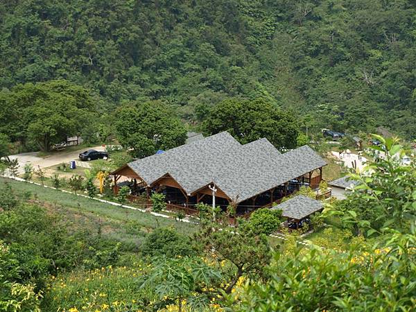 從山上拍沐心泉屋舍全景