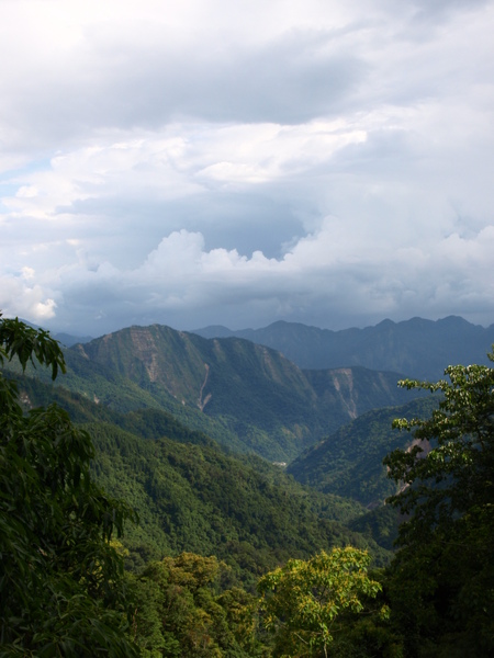 又是白雲密佈