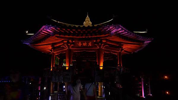 月映橋-夜景美 氣候涼爽 是攜家帶眷 情侶 朋友 約會的好地方.JPG