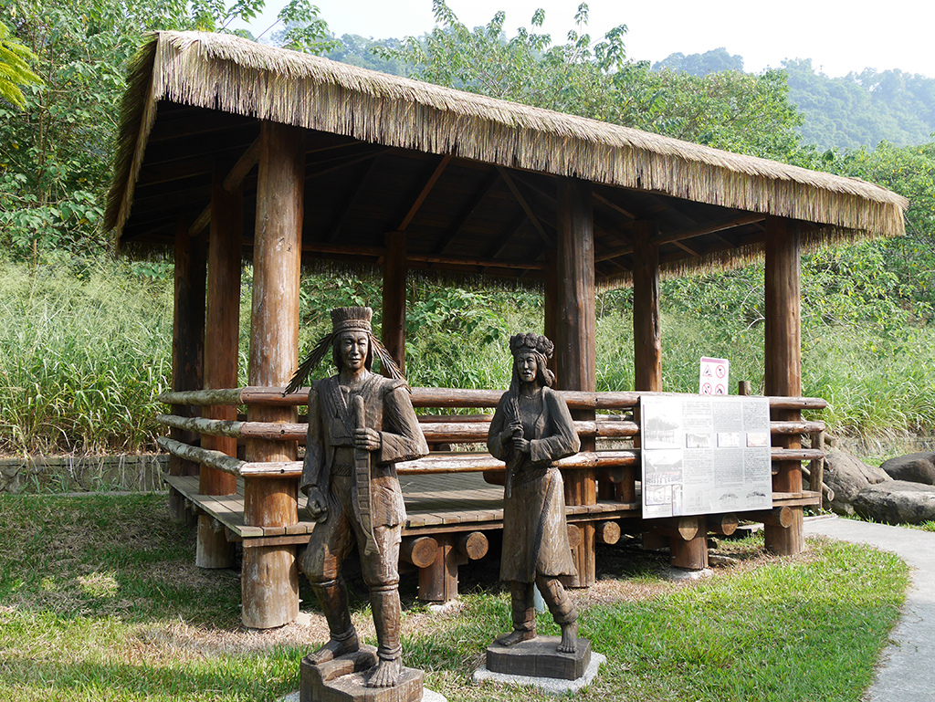 15原住民族茅屋雕塑.jpg - 觸口遊客中心