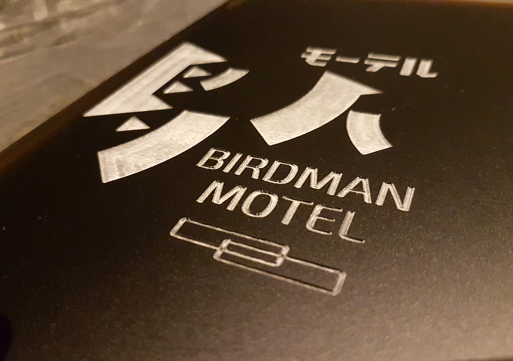 17logo雕刻.jpg - 鳥人創意旅店(BIRDMAN Motel) 