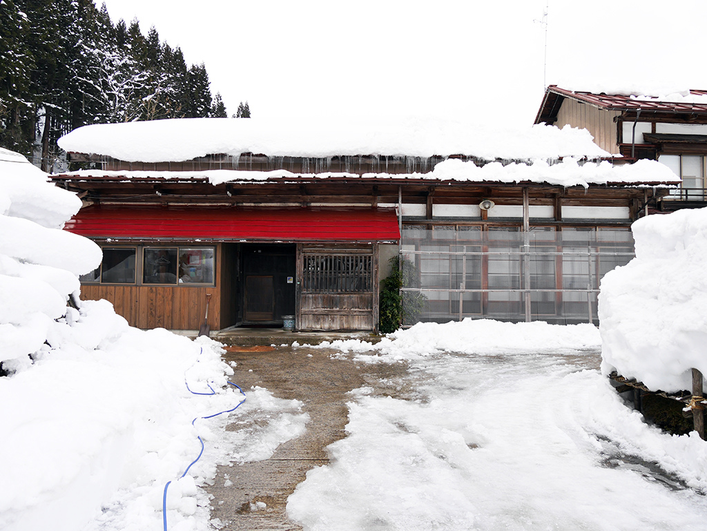 04大雪覆蓋的入口.jpg - 山形縣月山山麓酒廠(虎屋西川工場)