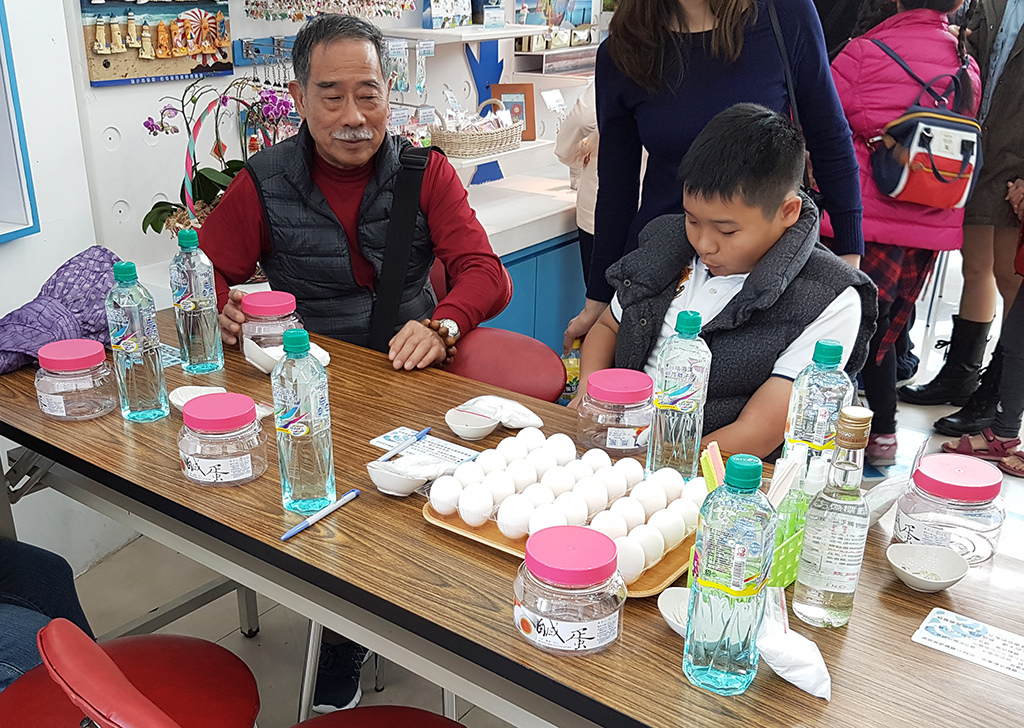 18鹹蛋diy.jpg - 台鹽通霄廠觀光工廠鹽來館