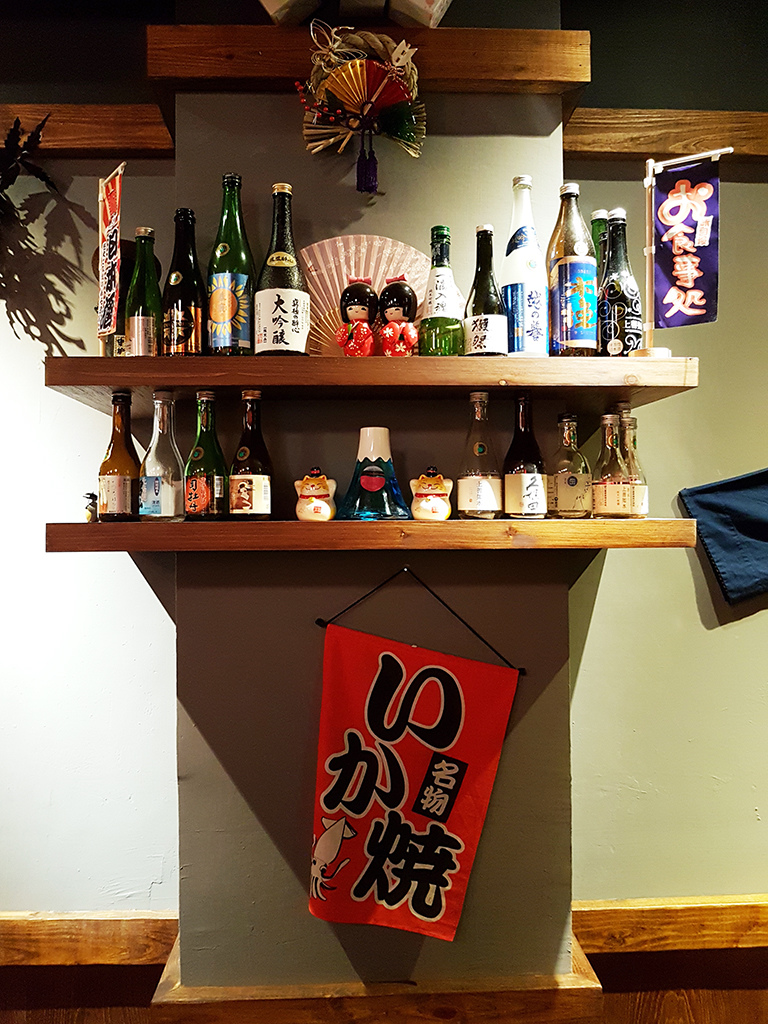 10-1左牆酒展示.jpg - 新竹丰丰燒