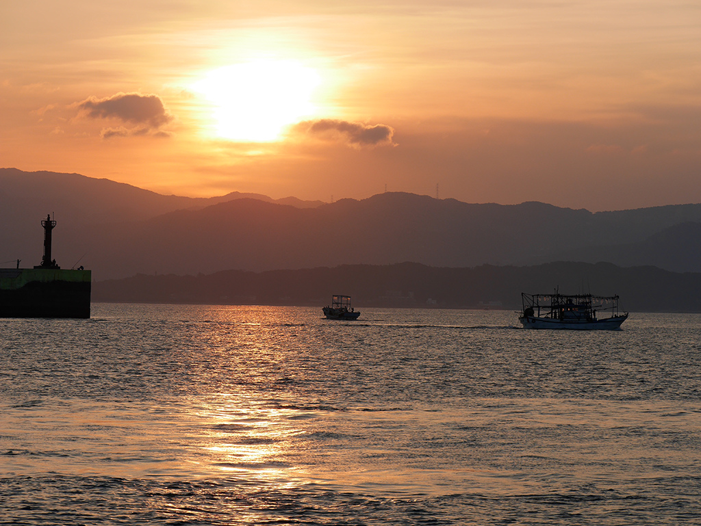 15海上夕陽.jpg - 野柳漁港「蹦火仔」海上體驗