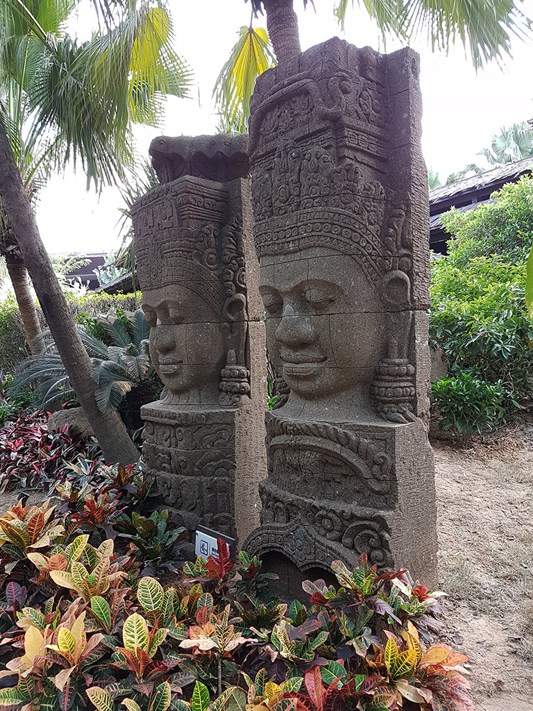 10峇里島石雕.jpg - 廈門日月谷溫泉渡假村