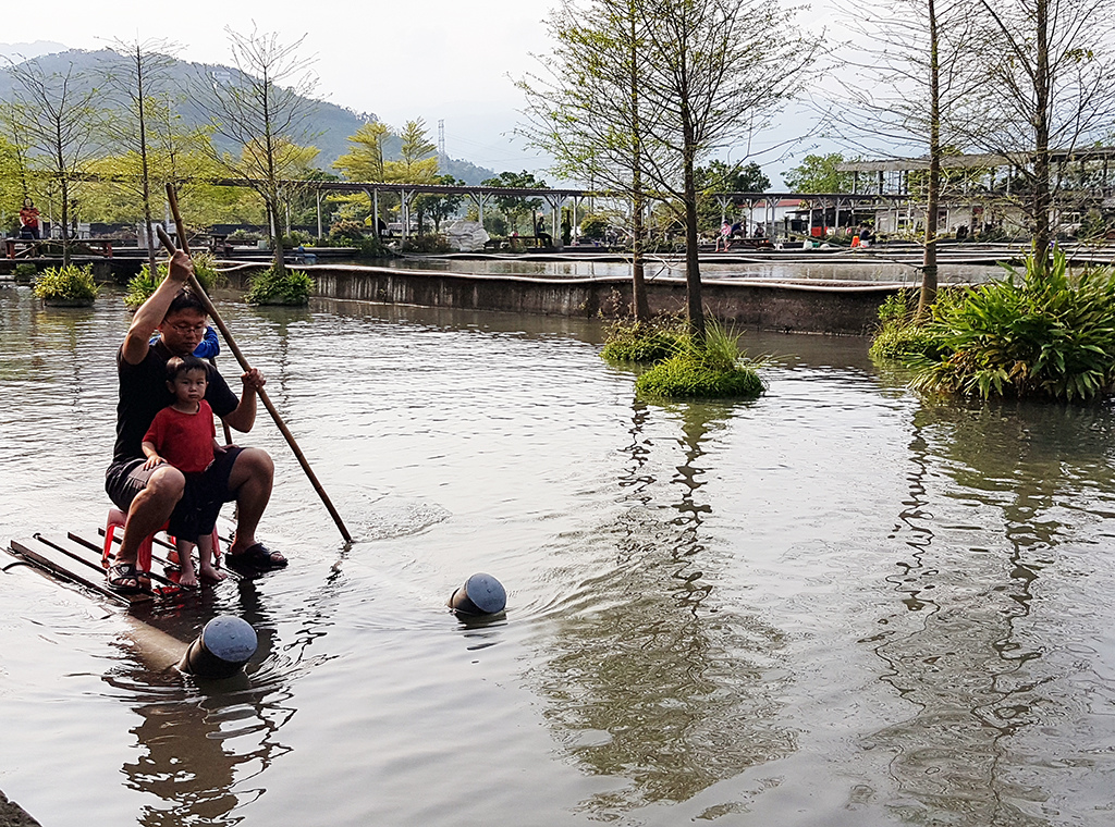 12划竹筏.jpg - 宜蘭勝洋水草休閒農場