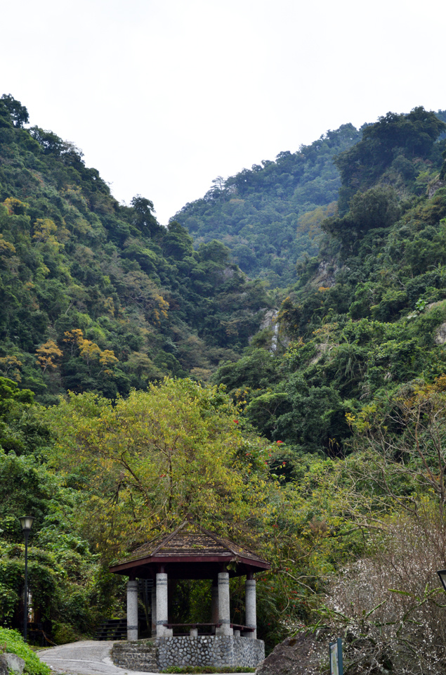 羅山瀑布景區，冬季枯水期，水量不大.jpg