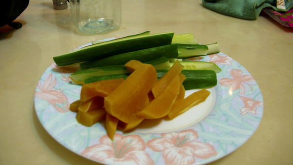 備料中：小黃瓜、菜圃