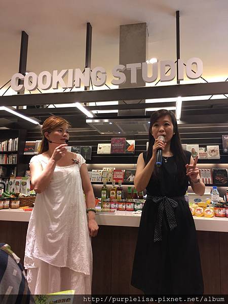 金椿茶油工坊副總經理黃捷纓與誠品COOKING STUDIO主持人李絲絲