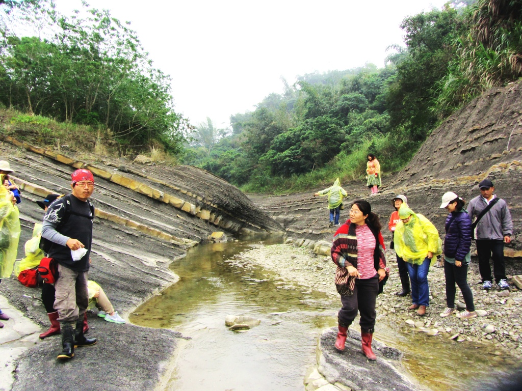 照片3：滴水崁溪溪口，右岸是約28度角傾斜的順向坡，左岸是逆向坡（2013，游永福攝影）.jpg