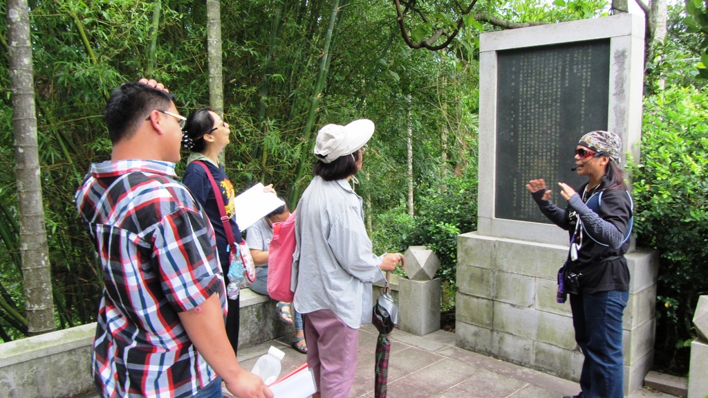 照片1：小林毛瓊萩為來賓導覽甲仙鎮海軍墓入口碑文（2013，游永福）.JPG