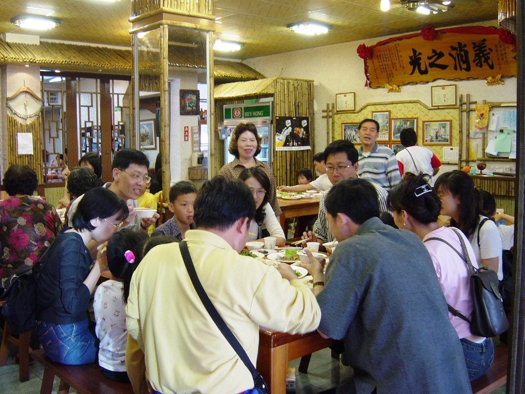 置頂照片：用餐時間，皇都飯店內賓客雲集欣喜用餐，溫馨宛如一家人（2020，陳誌誠攝影）.jpg