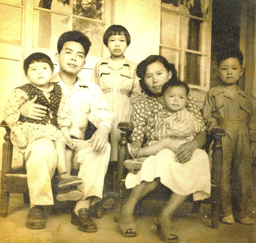 置頂照片:甲仙檳榔心芋頭祖師爺家族,邱家全家福合照,人物左起:1.三女邱素玲、2.擔任過腦丁的父親邱阿北、3.長女邱聰紀、4.母親吳綉妹、5.四女邱素琍、6.二女邱敏紀(邱素玲提供,2004,陳誌誠掃描).jpg 置頂照片:甲仙檳榔心芋頭祖師爺家族,邱家全家福合照,人物左起:1.三女邱素玲、2.擔任過腦丁的父親邱阿北、3.長女邱聰紀、4.母親吳綉妹、5.四女邱素琍、6.二女邱敏紀(邱素玲提供,2004,陳誌誠掃描).jpg