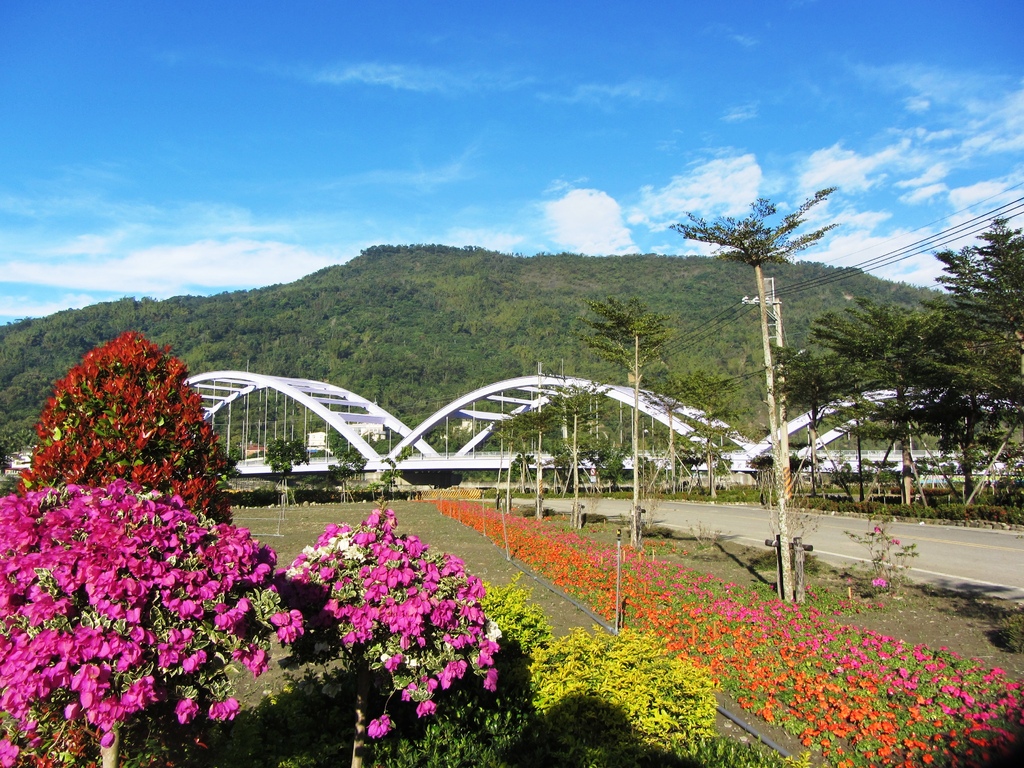 照片2：甲仙親水公園遠觀圓弧形的六義山（游永福，2013）.JPG