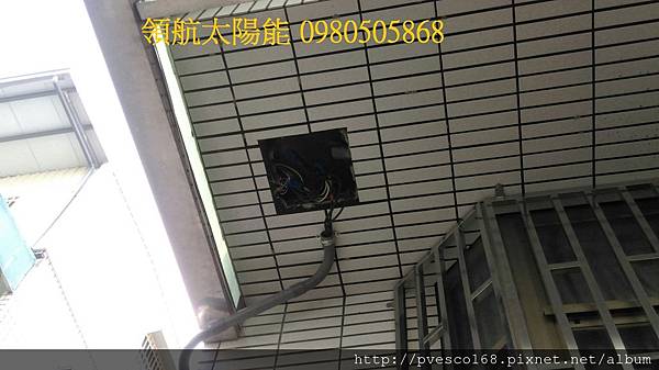 台南太陽能發電系統工程施工作業 永康大灣路屋主自行於屋頂投資太陽能光電設備 屋頂隔熱降溫