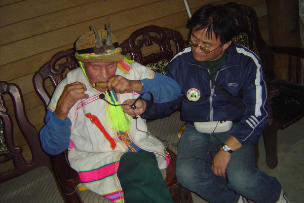 楊登貴與口簧琴.JPG