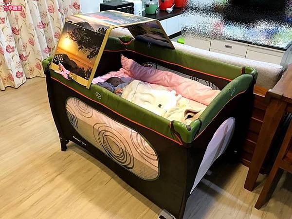 生活紀錄 小改造 單層遊戲床變身雙層嬰兒床 用紙箱diy上層與遮陽板 親子王國 生活紀錄 小改造 單層遊戲床變身雙層嬰兒床 用紙箱diy上層與遮陽板 親子王國
