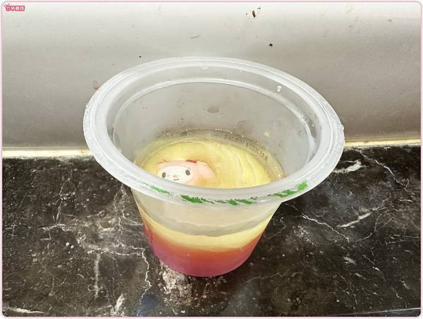 【育兒教養】DIY自製免費洗澡玩具 - 泡澡球彩虹冰塊，裡面