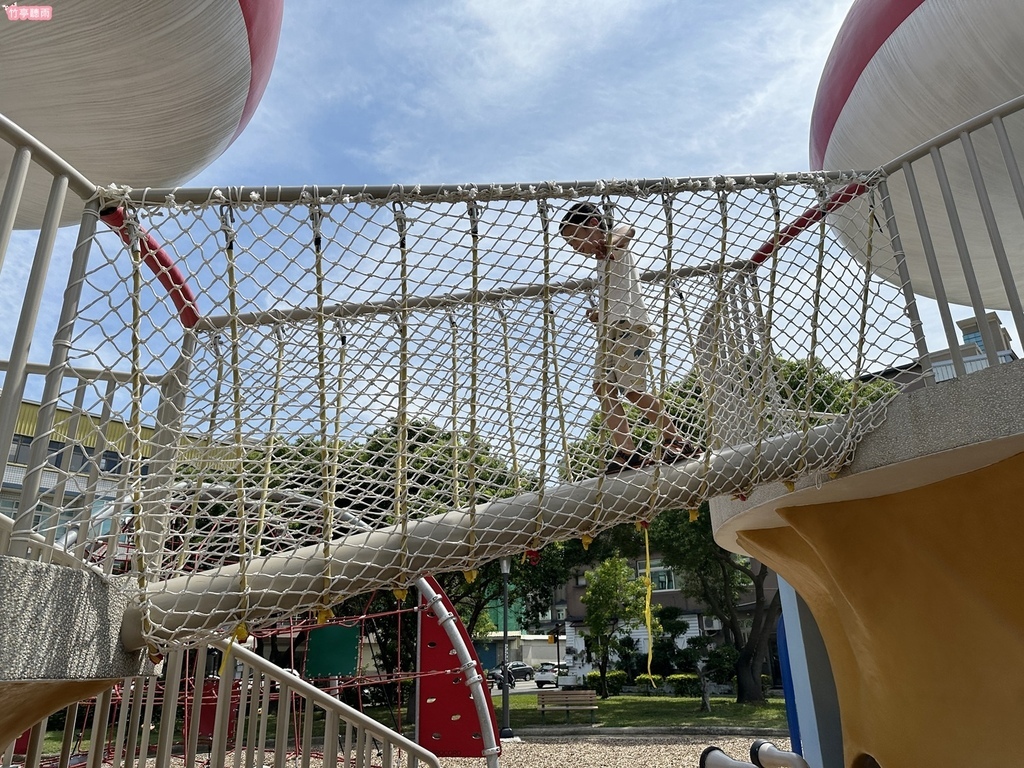 【新竹親子景點】蘑菇城堡公園，巨大的可愛蘑菇頭溜滑梯、水管隧