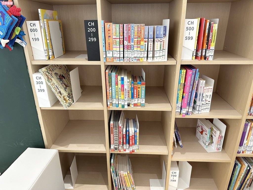 【新竹親子景點】新竹市圖書館關東分館，幼兒遊戲區童書與玩具好
