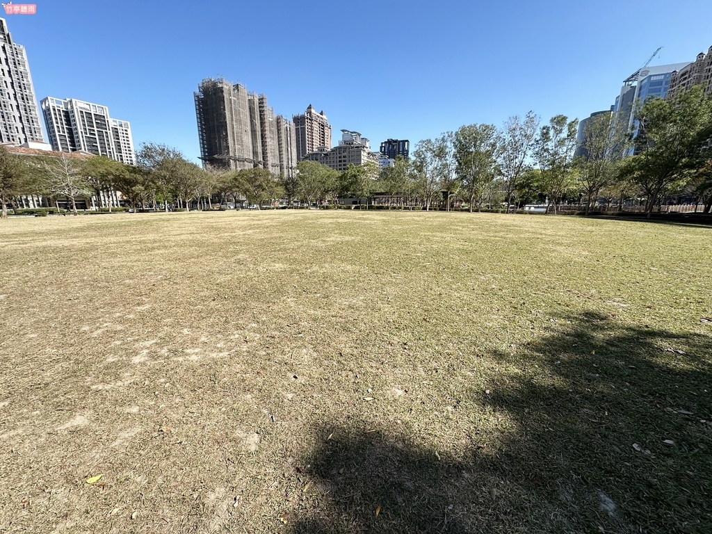 【親子公園】竹北水圳森林公園2024年竹北燈會，有平坦草皮與