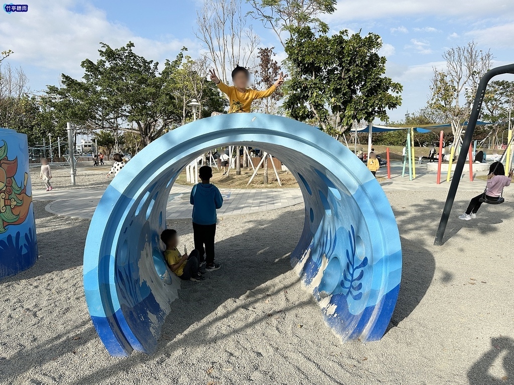 【台南親子公園】港濱歷史公園特色遊戲場，大量鯨魚與海洋生物彩