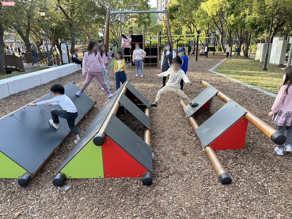 【新竹親子公園】竹北高鐵公二 藤蔓冒險遊戲場 滑軌、冒險攀爬