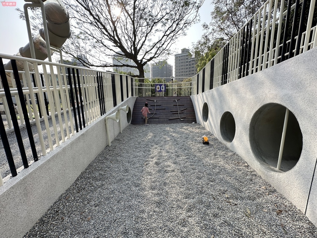 【新竹親子公園】竹北高鐵兒十一公園-音符遊戲場，雙全罩式溜滑