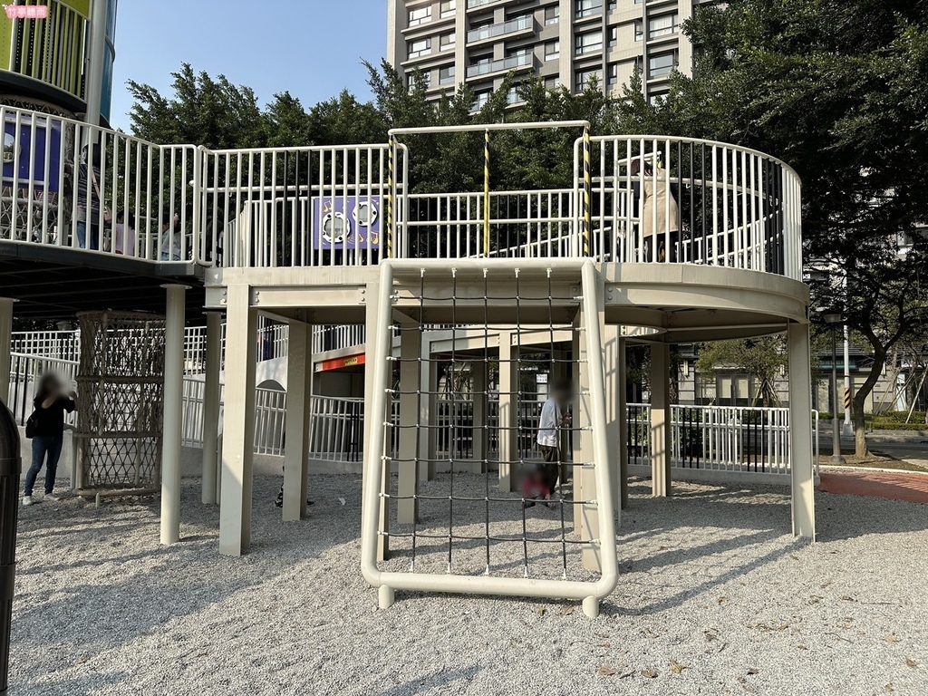 【新竹親子公園】竹北高鐵兒十一公園-音符遊戲場，雙全罩式溜滑