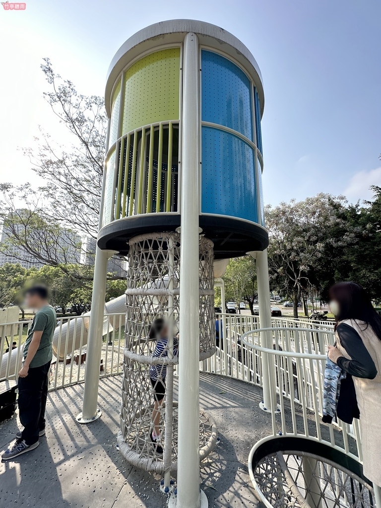 【新竹親子公園】竹北高鐵兒十一公園-音符遊戲場，雙全罩式溜滑