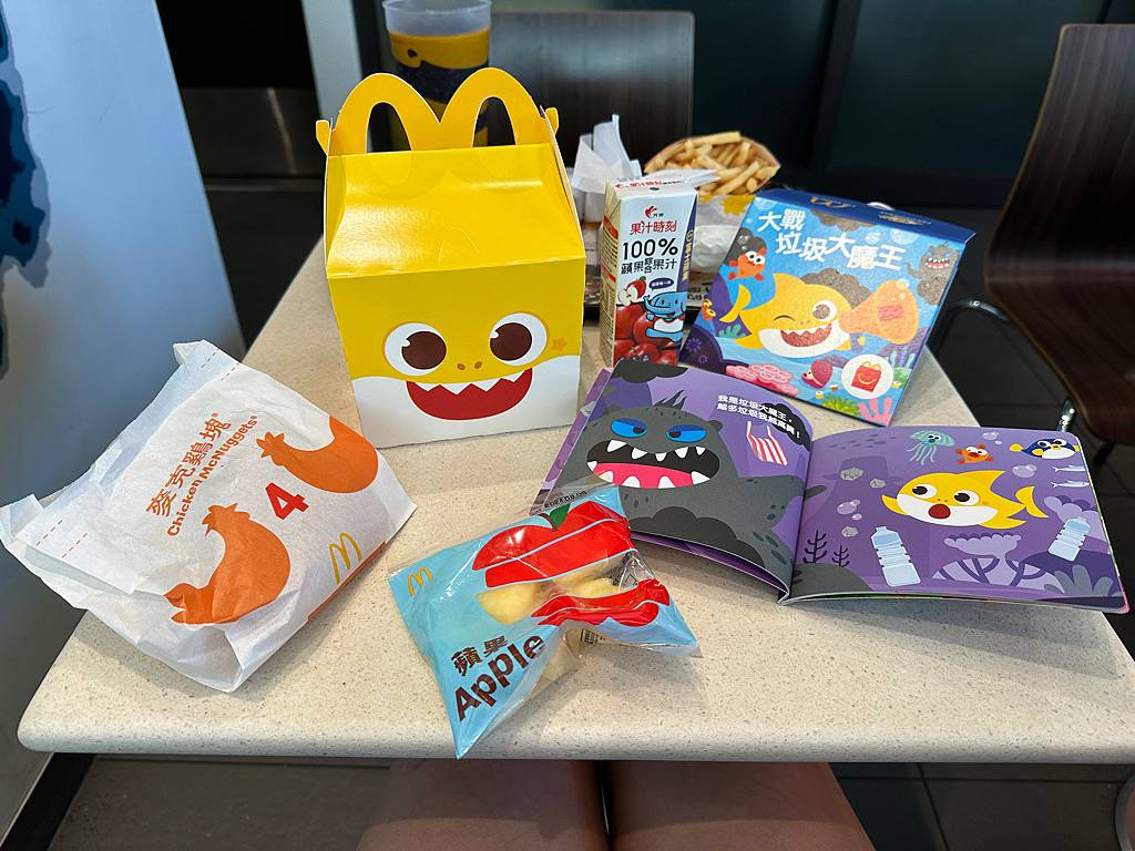 麥當勞兒童餐可愛黃色Baby Shark麥麥盒，再送北鼻鯊環