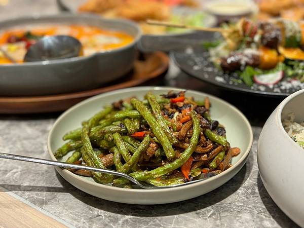 【新店美食2024】裕隆城最美的蔬食餐廳 養心沙龍｜東西文化