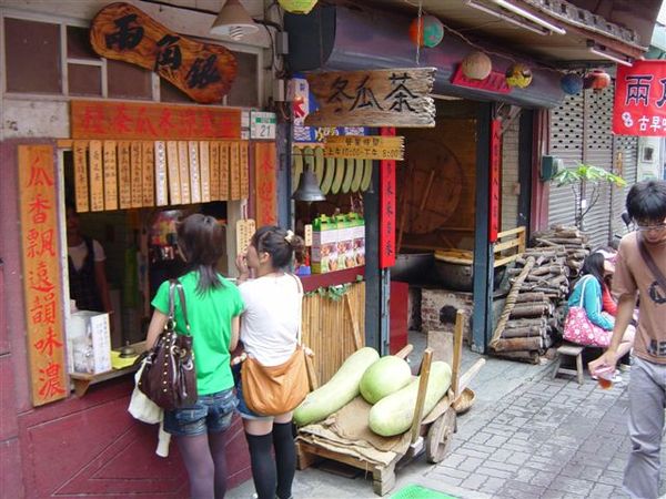 武廟肉圓旁巷子的進來涼是議駿學長介紹來的,貨真價實,很好喝