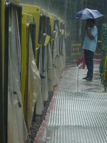 因為下雨我們還在那耽擱一下