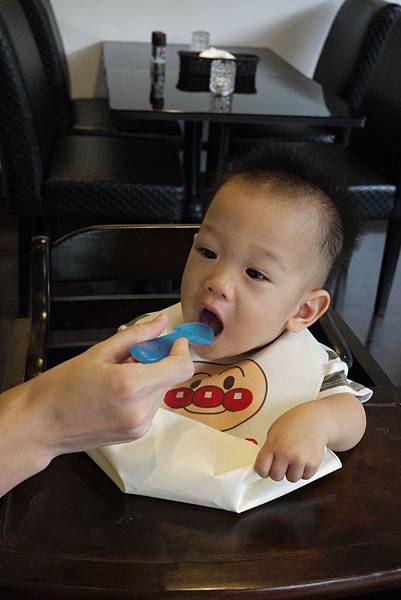 只要一有食物 嘴巴就張的好大