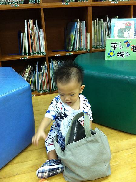 Q比的圖書館初體驗...一直找媽媽的包