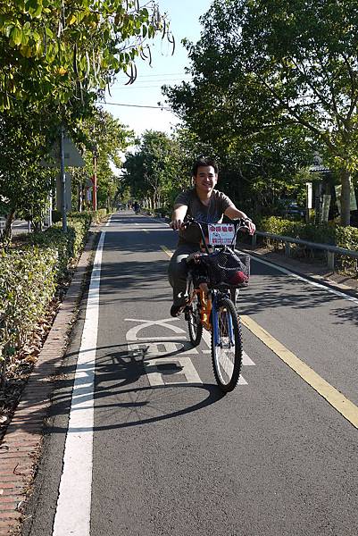 Q比剛好被前面的車排擋住