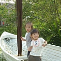 埔里紙教堂~這2個小美女玩的最高興 