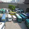 城牆裡都是遊覽車