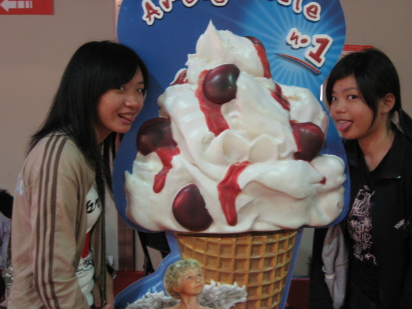 吃巨無霸冰淇淋