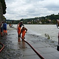清洗多瑙河淤泥的工人
