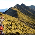 大清早踩著部分結霜的路面前往嘉明湖，寒風陣陣哩。(nach Jiaming Bergsee)